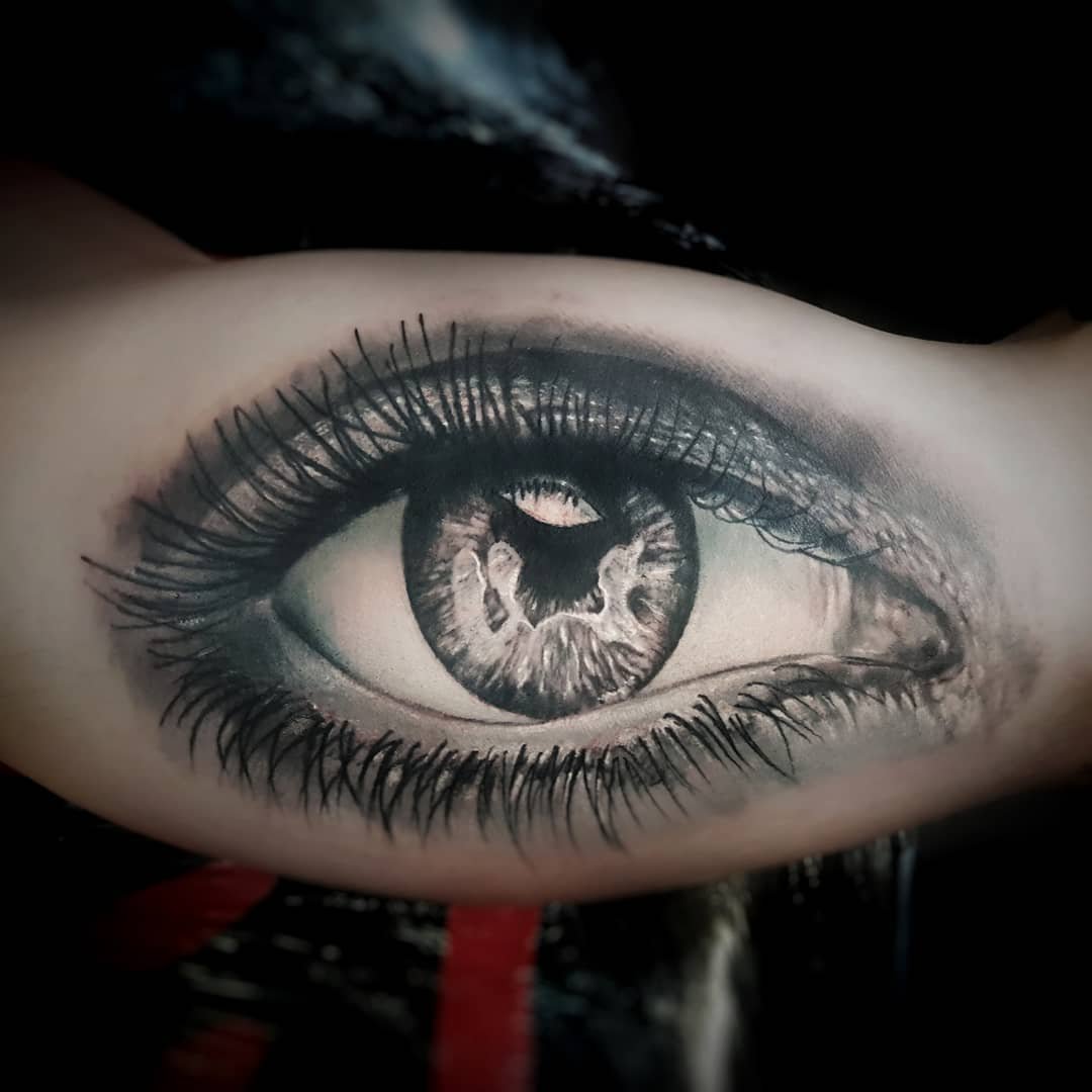 Photographie originale d’un tatouage réaliste représentant un œil.