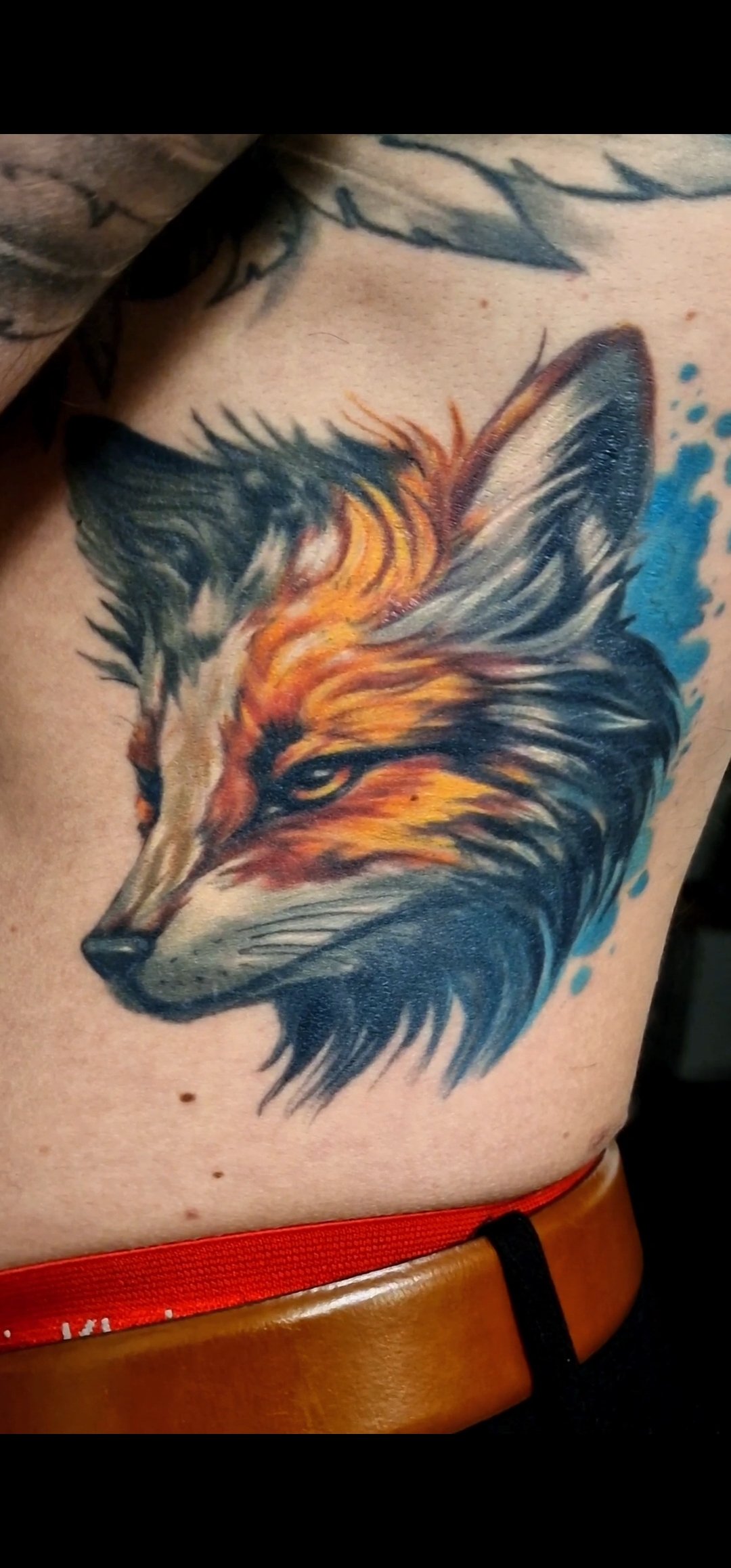Tatouage original d’un renard aux couleurs vives.