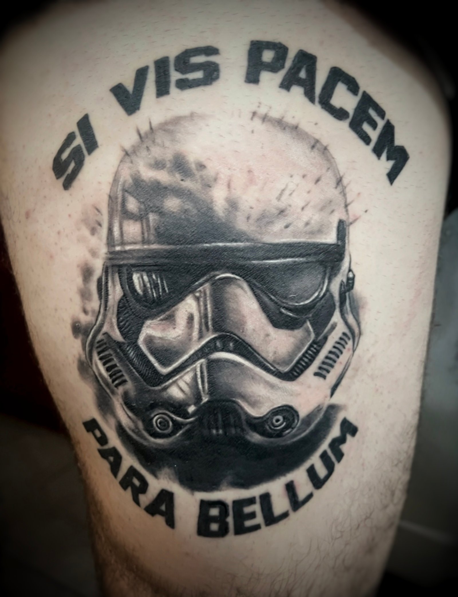 Photographie originale d’un tatouage de casque de Stormtrooper en noir et gris.